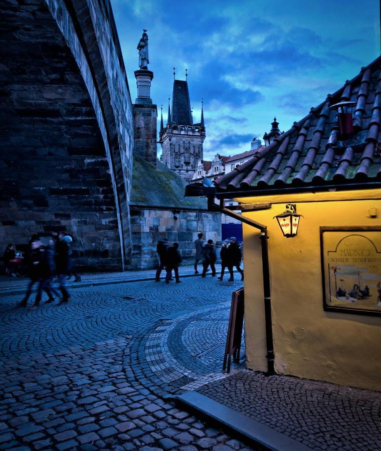 Utulny Byt Pod Prazskym Hradem Prague Exterior photo